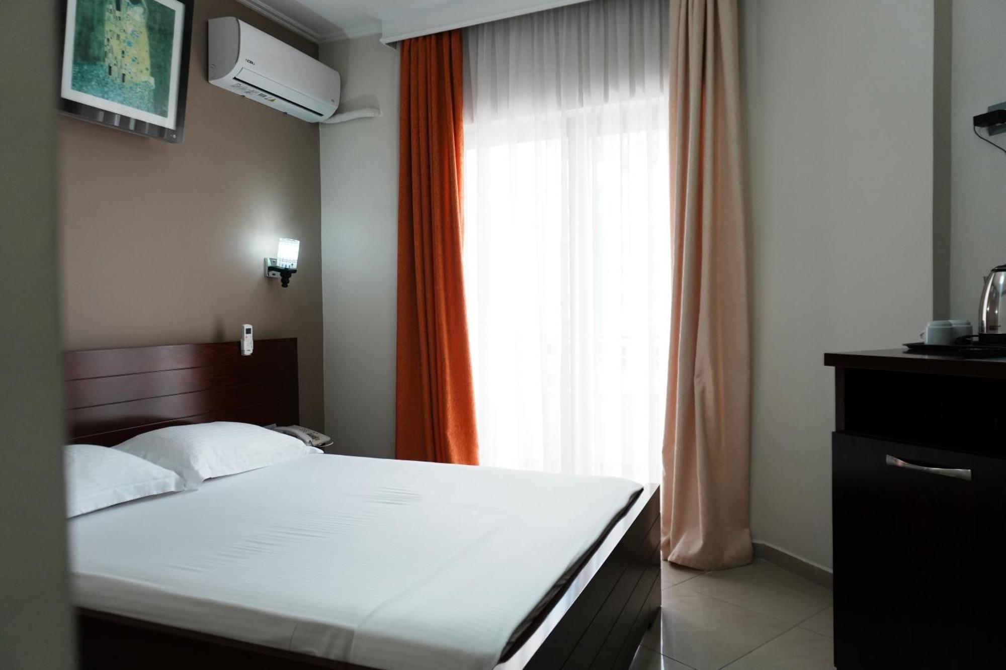 Hotel Mediterrane Sarandë 外观 照片