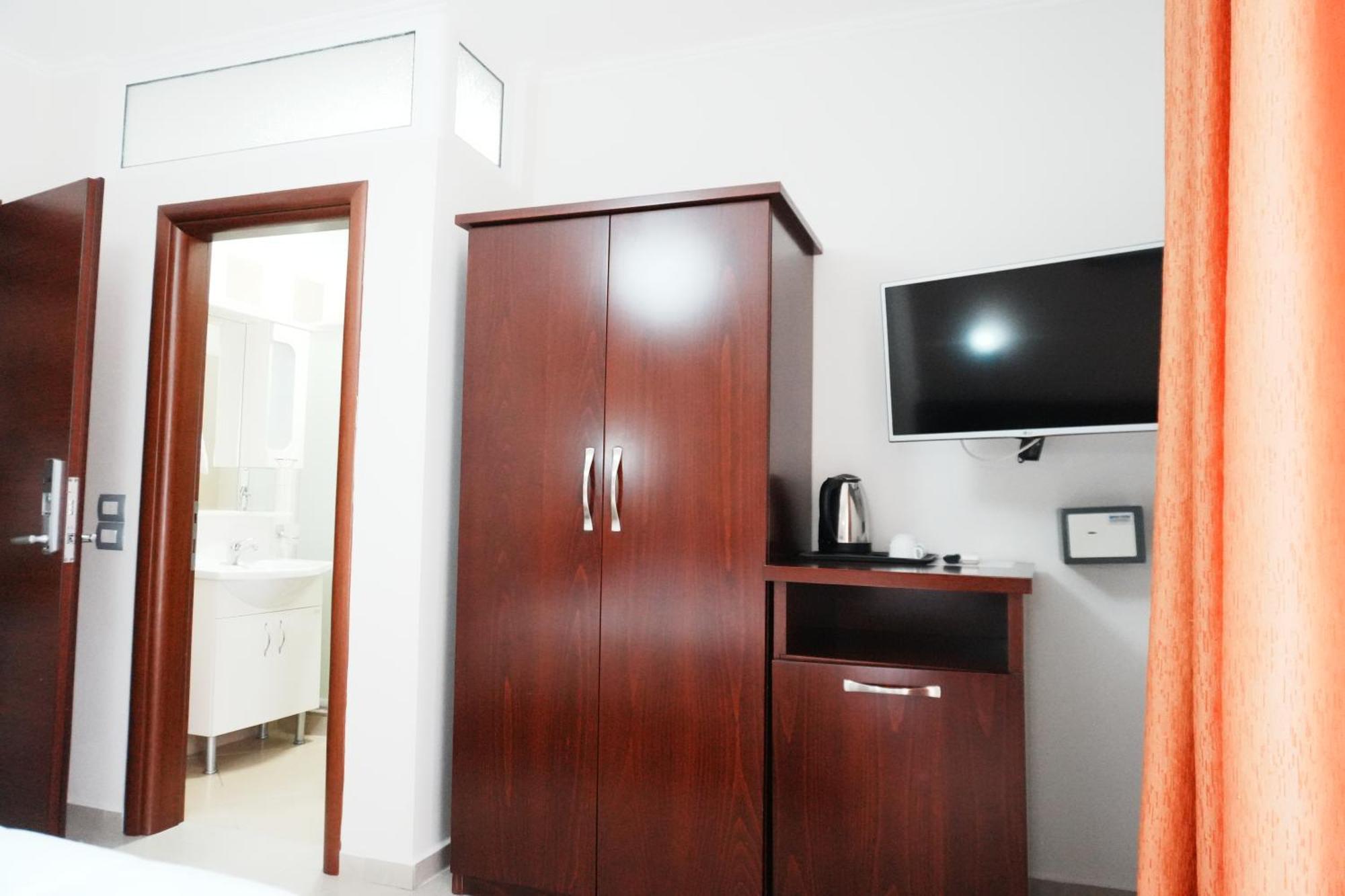 Hotel Mediterrane Sarandë 外观 照片