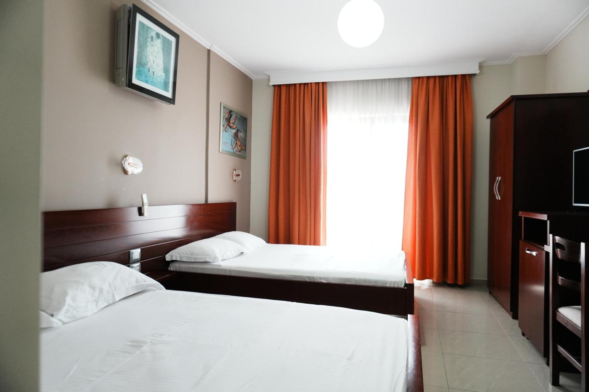 Hotel Mediterrane Sarandë 外观 照片