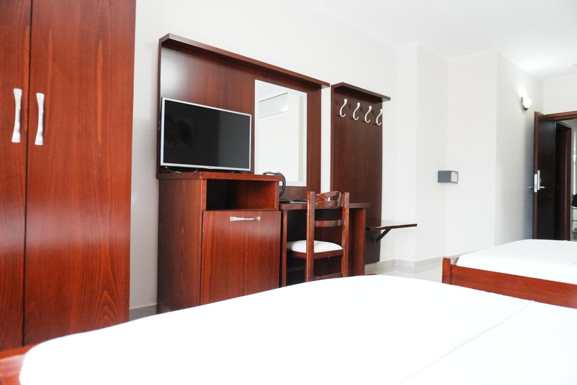 Hotel Mediterrane Sarandë 外观 照片