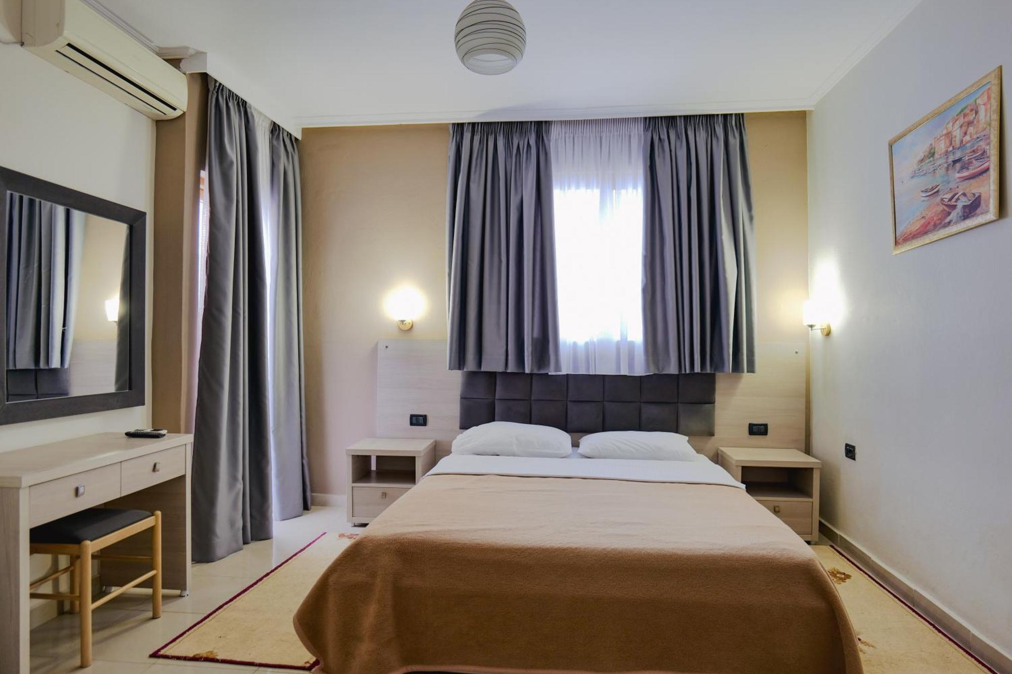 Hotel Mediterrane Sarandë 外观 照片