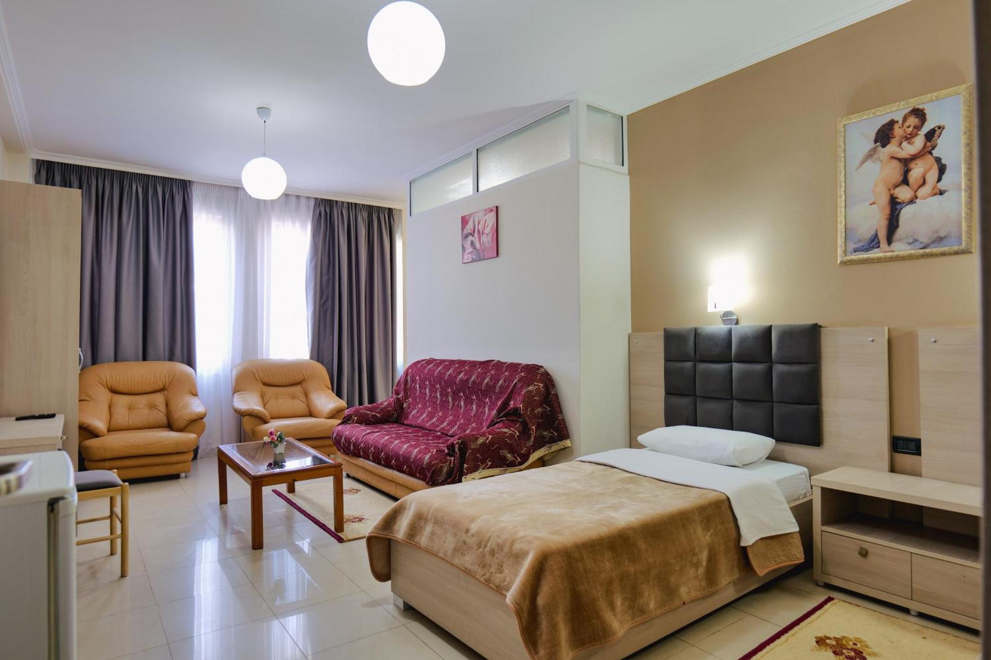Hotel Mediterrane Sarandë 外观 照片