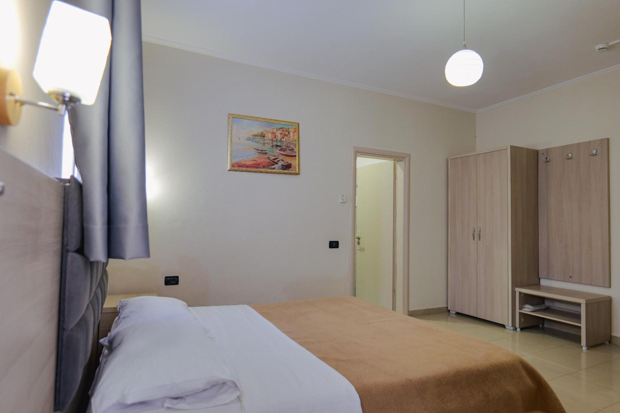 Hotel Mediterrane Sarandë 外观 照片