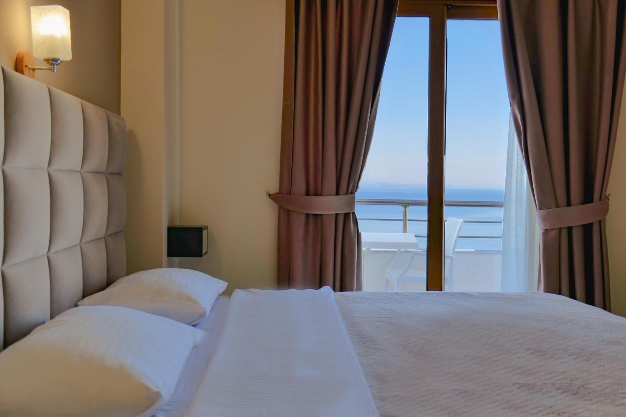 Hotel Mediterrane Sarandë 外观 照片